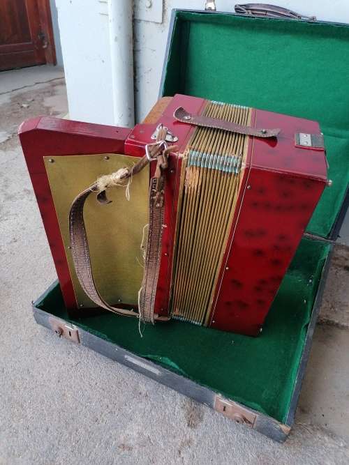AN EARLY TO MID 20TH CENTURY GERALDO PIANO ACCORDION