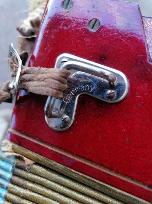 AN EARLY TO MID 20TH CENTURY GERALDO PIANO ACCORDION