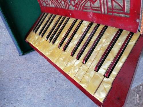 AN EARLY TO MID 20TH CENTURY GERALDO PIANO ACCORDION