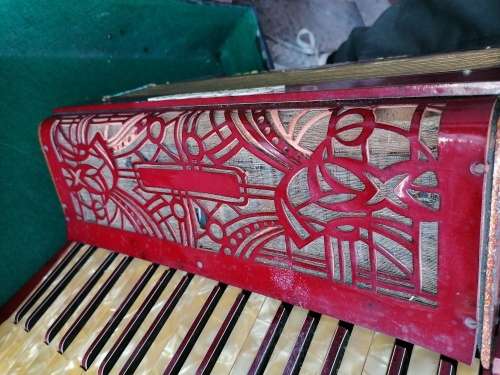 AN EARLY TO MID 20TH CENTURY GERALDO PIANO ACCORDION