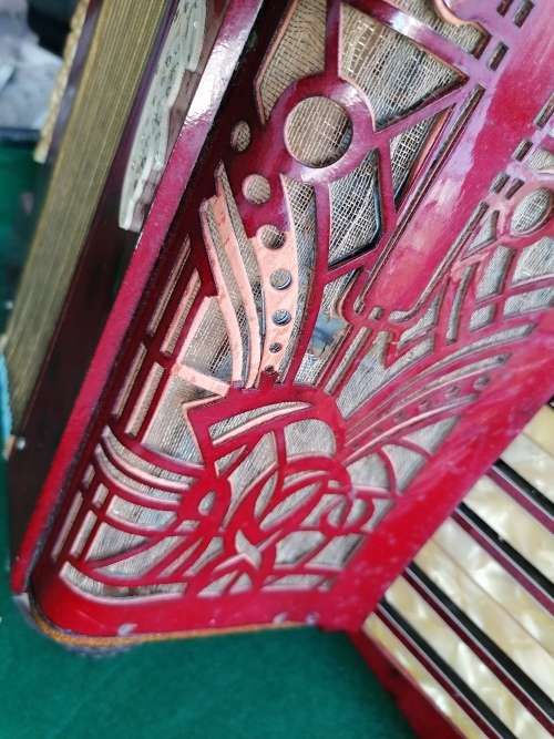 AN EARLY TO MID 20TH CENTURY GERALDO PIANO ACCORDION