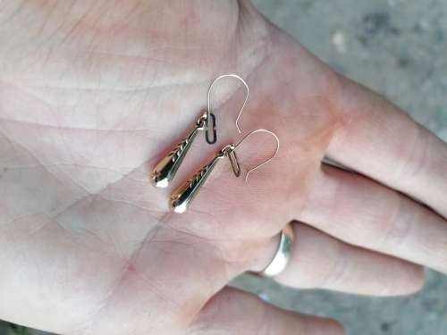2 pairs of vintage 9ct gold earrings. Bid per pair