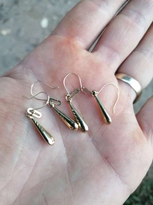 2 pairs of vintage 9ct gold earrings. Bid per pair