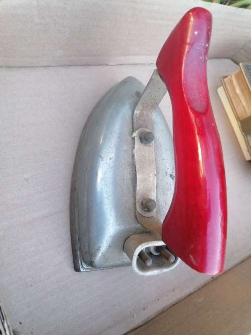 Vintage iron Sadly no cable to test. Sold as is