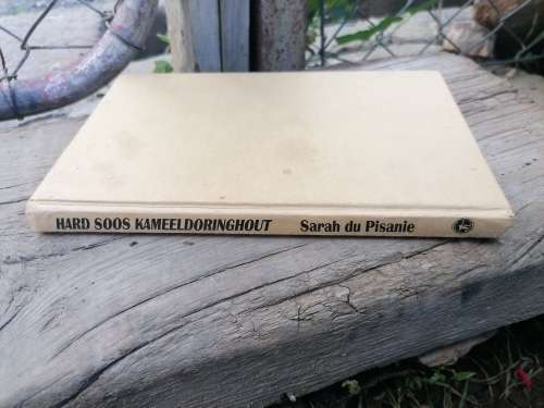 Hard soos kemeeldoringhout deur sarah du pisanie