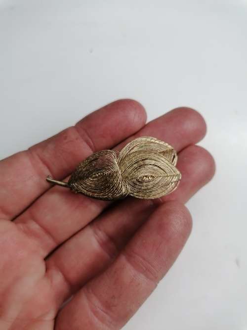 Vintage PRINCESS Handmade gold color Wire Wrapped Triple Leaf brooch