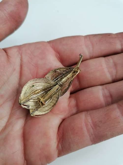 Vintage PRINCESS Handmade gold color Wire Wrapped Triple Leaf brooch