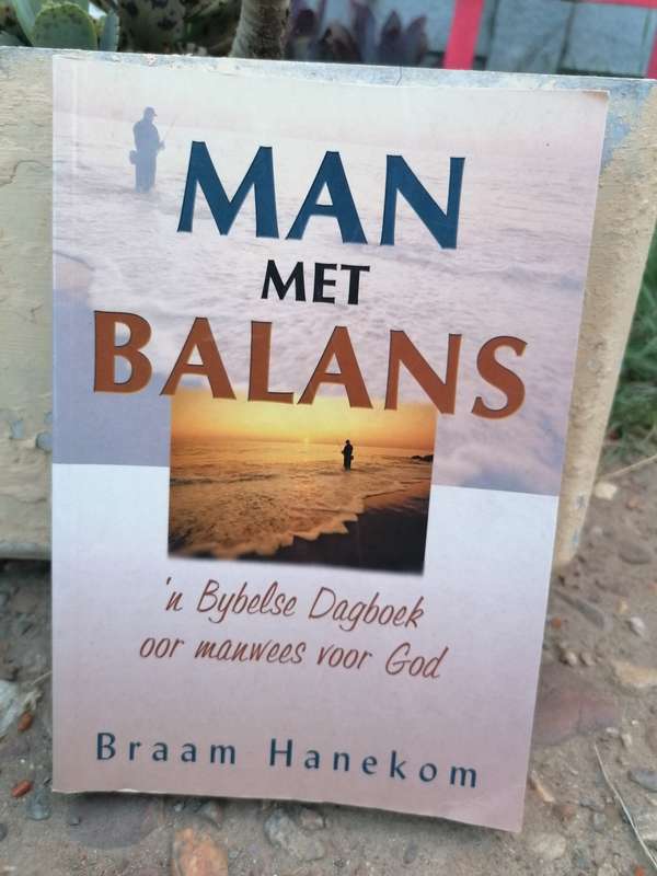 Man met balans n bybels dagboek