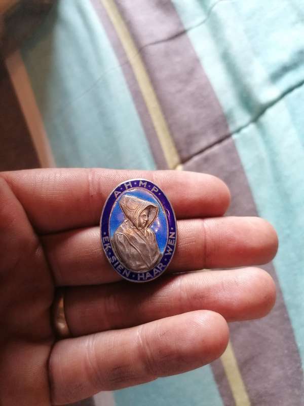 A.H.M.P - Afrikaanse Hoer Meisieskool Pretoria. EK SIEN HAAR WEN SILVER badge
