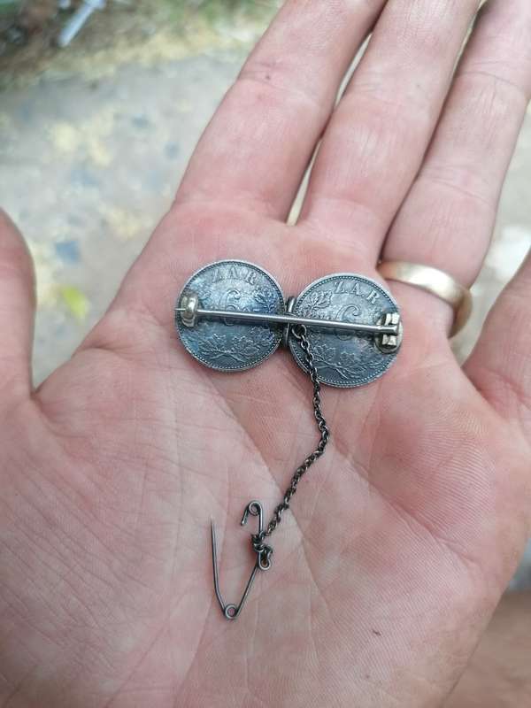ANGLO BOER WAR TRENCH ART BROOCH MADE FROM 2 X 6D  SILVER KRUGER COINS