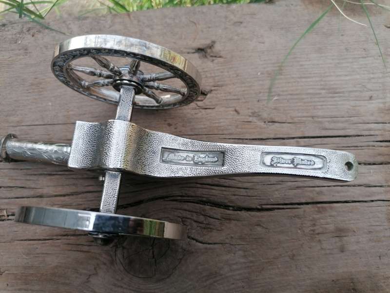 VINTAGE SILVER PLATED WINE BOTTLE HOLDER CANNON