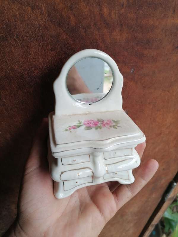 Vintage porcelain trinket holder