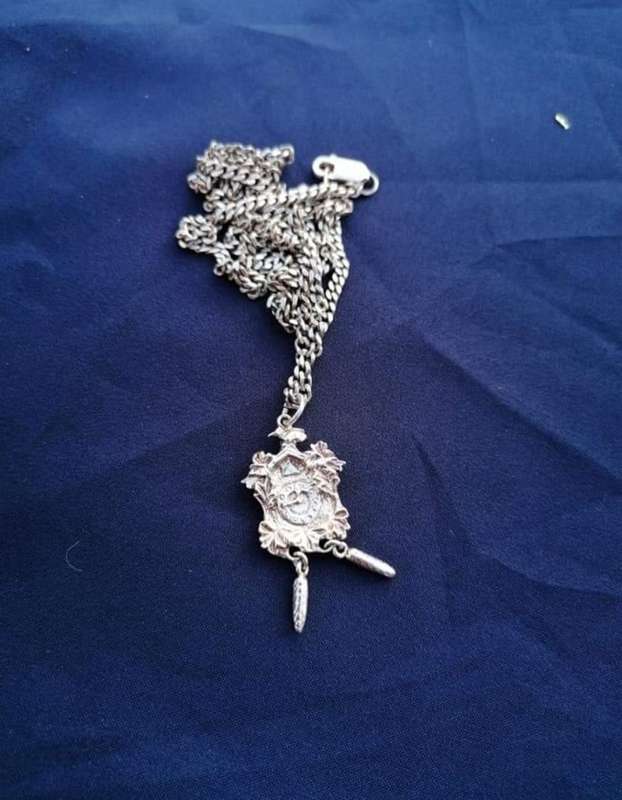 AN EXCEPTIONAL UNIQUE STERLING SILVER CUCKOO CLOCK PENDANT WITH A 73 CM STERLING SILVER NECKLACE