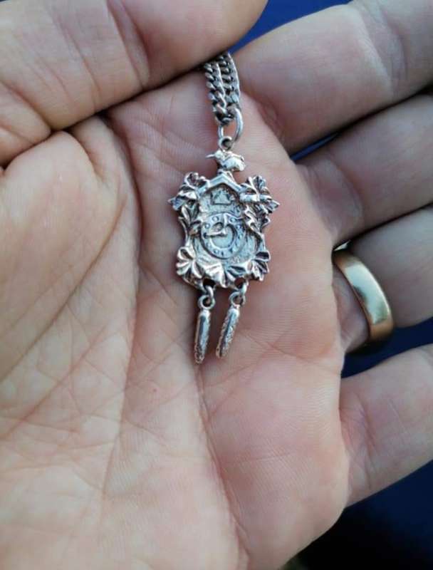 AN EXCEPTIONAL UNIQUE STERLING SILVER CUCKOO CLOCK PENDANT WITH A 73 CM STERLING SILVER NECKLACE