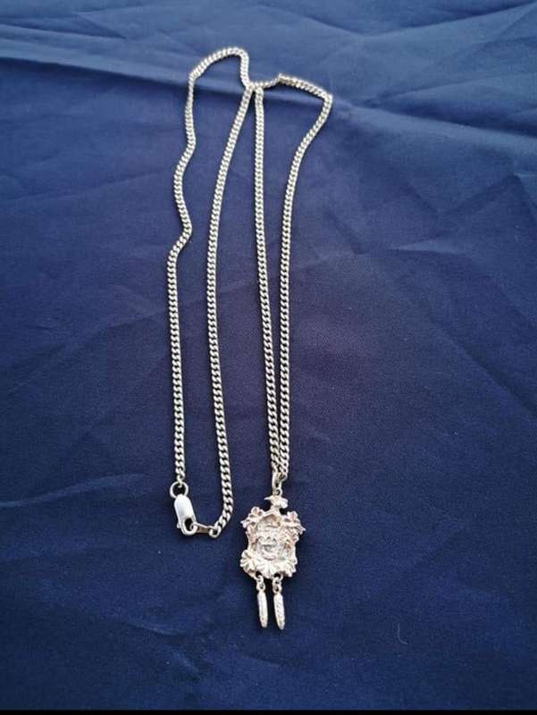 AN EXCEPTIONAL UNIQUE STERLING SILVER CUCKOO CLOCK PENDANT WITH A 73 CM STERLING SILVER NECKLACE