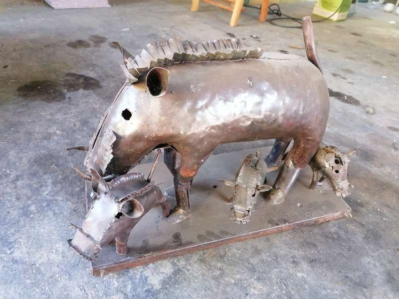 Stunning made warthog sculpture. Big one and 3 small.