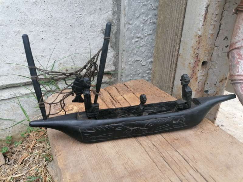 RARE  Lake MALAWI AFRICAN Tribal Art Hand Carved Ebony wood Boat Fishing  28cm x 15cm +-