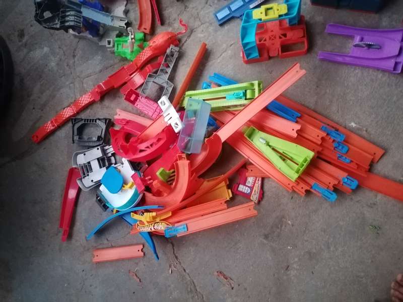 Massive hot wheels sets. No cars