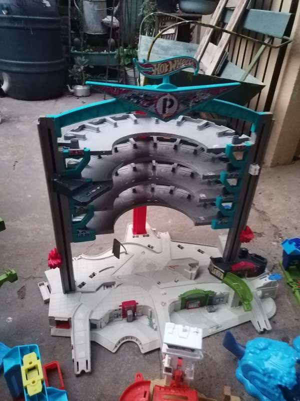 Massive hot wheels sets. No cars