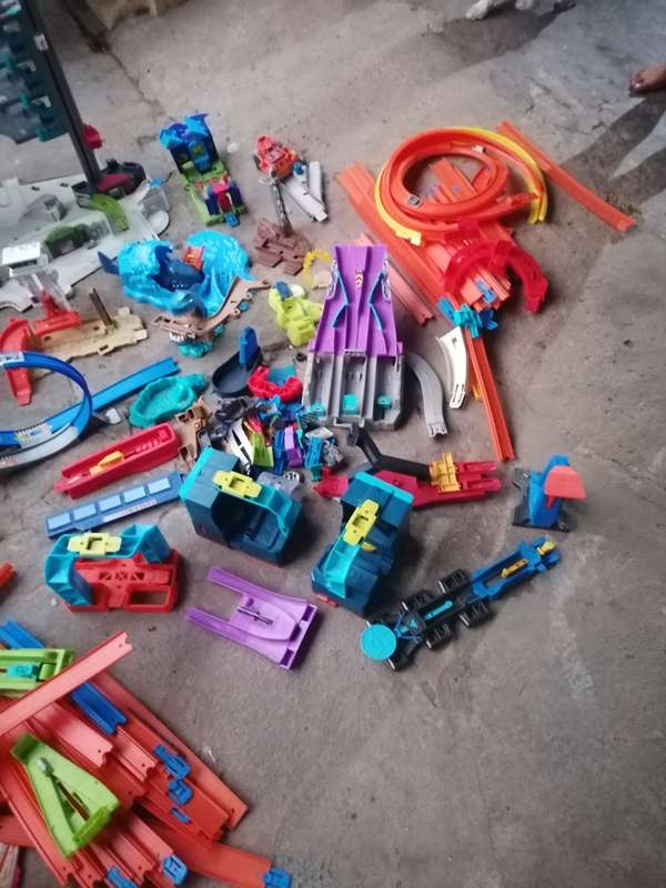 Massive hot wheels sets. No cars