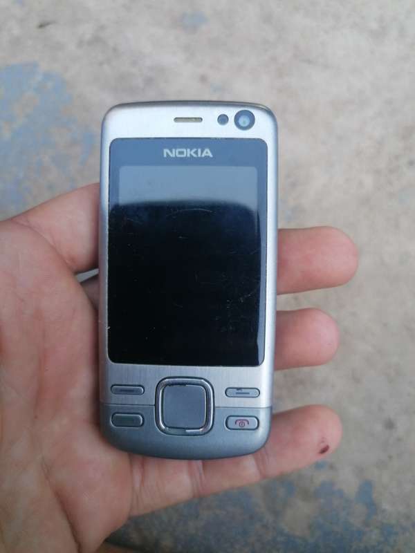 Old nokia cellphone, could not test selling as is