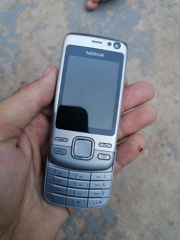 Old nokia cellphone, could not test selling as is