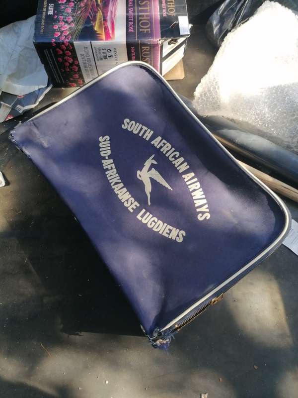 RARE FIND RARE vintage south african airways suid afrikaanse lugdiens case bag.