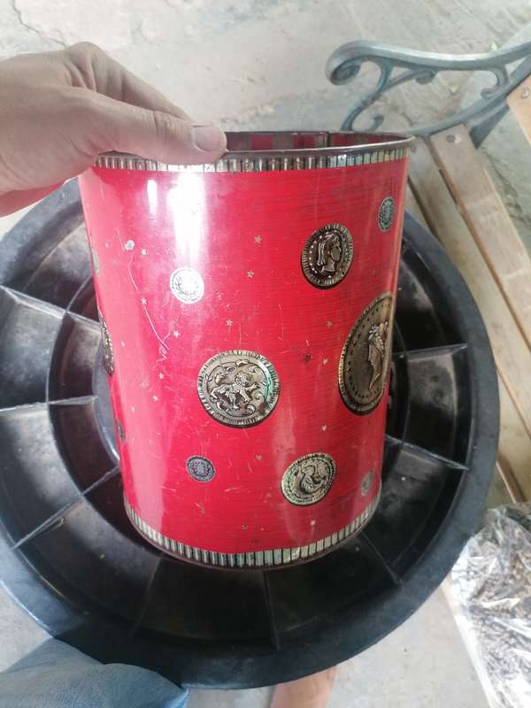 Vintage tin. No lid
