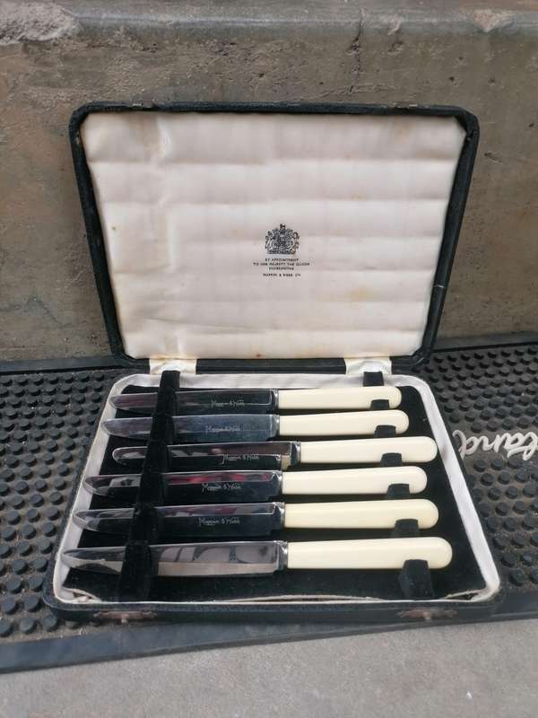 BY APPOINTMENT TO HER MAJESTY THE QUEEN SILVERSMITHS MAPPIN&WEBB LTD KNIVES IN ORIGINAL BOX