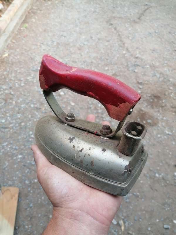 Vintage iron. No plug not tested