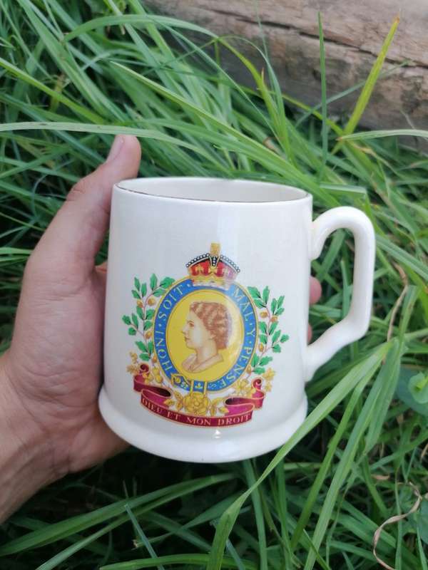 COLLECTABLE - COMEMORATIVE MUG - QUEEN ELIZABETH 11 - CORONATION JUNE 2, 1953
