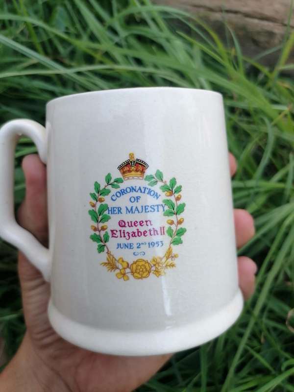 COLLECTABLE - COMEMORATIVE MUG - QUEEN ELIZABETH 11 - CORONATION JUNE 2, 1953