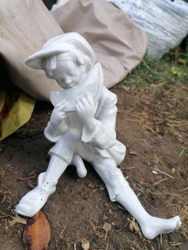 Cute porcelain figure. No markings