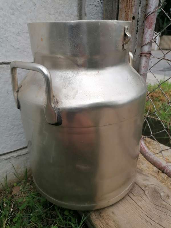 Vintage 5Gal Clover milk can. Sadly no lid. Nice piece of history