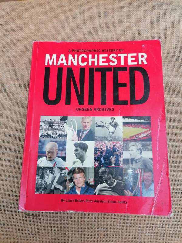 A PHOTOGRAPHIC HISTORY OF MANCHESTER  UNITED  UNSEEN ARCHIVES
