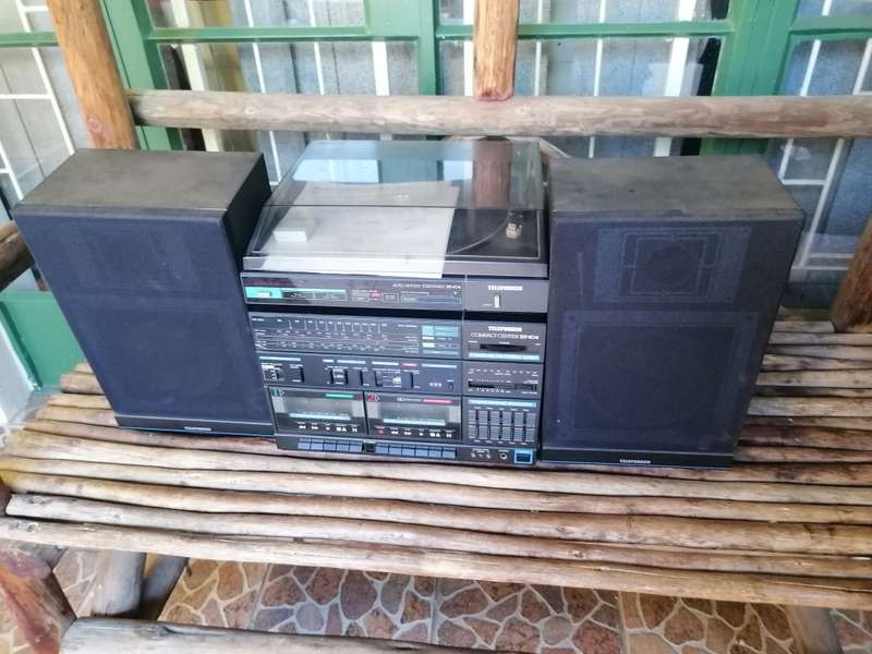Telefunken compact centre HS404.Turntable,radio,double tape deck.2 x speakers Includes Manuel