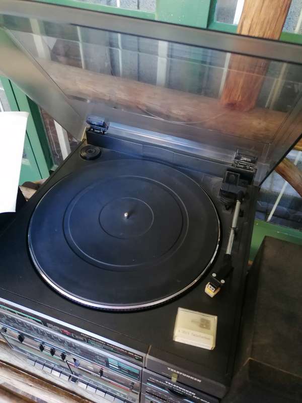 Telefunken compact centre HS404.Turntable,radio,double tape deck.2 x speakers Includes Manuel