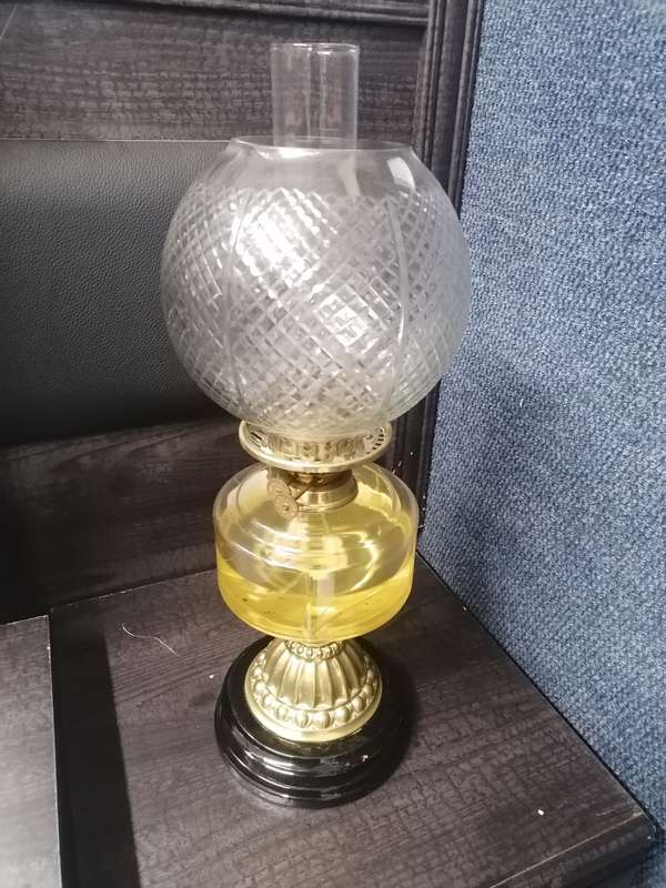 ANTIQUE VICTORIAN DOUBLE WICK OIL LAMP.
