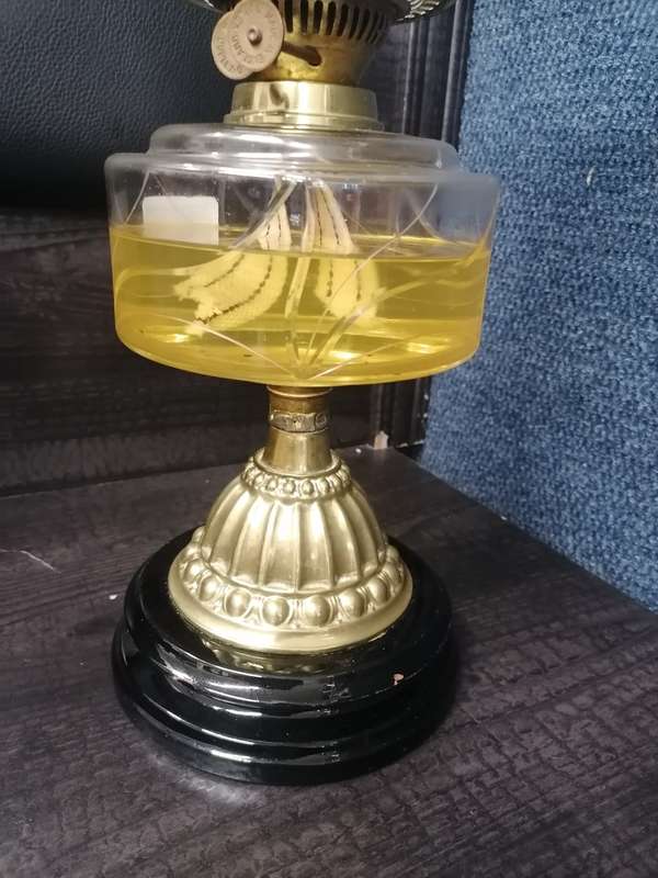 ANTIQUE VICTORIAN DOUBLE WICK OIL LAMP.