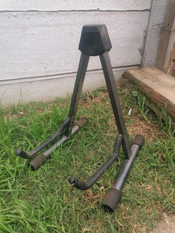 Guitar stand