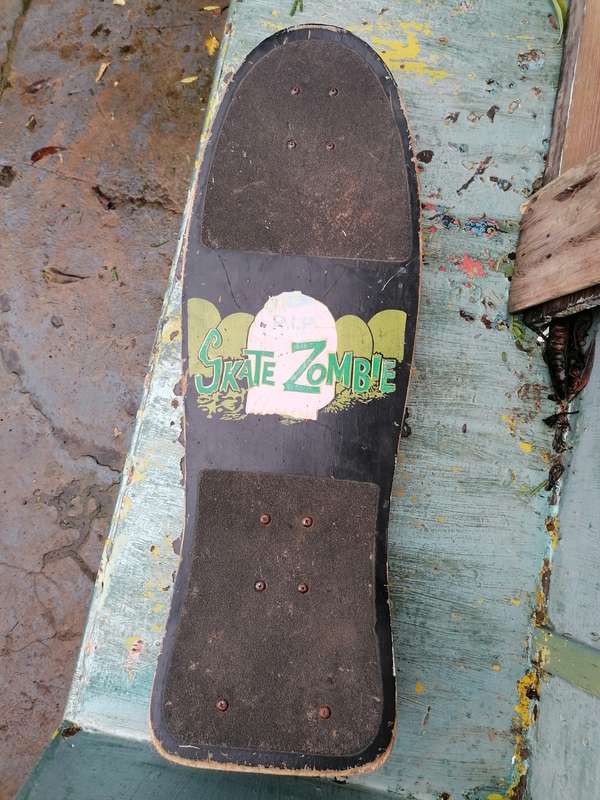 Rare find a original 1980s Valterra Skate Zombie Skateboard needs wheels