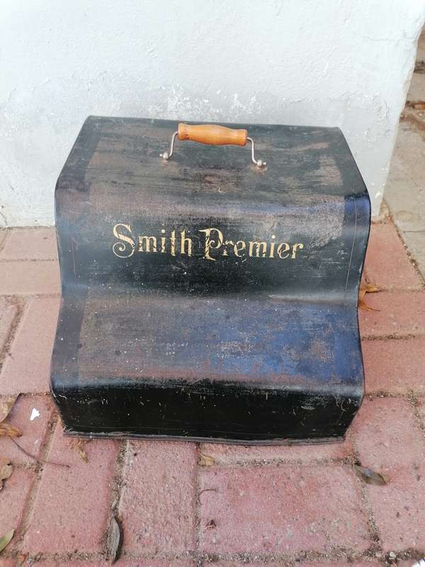File:Smith Premier Typewriter No. 10, Syracuse, New York, USA, c. 1900