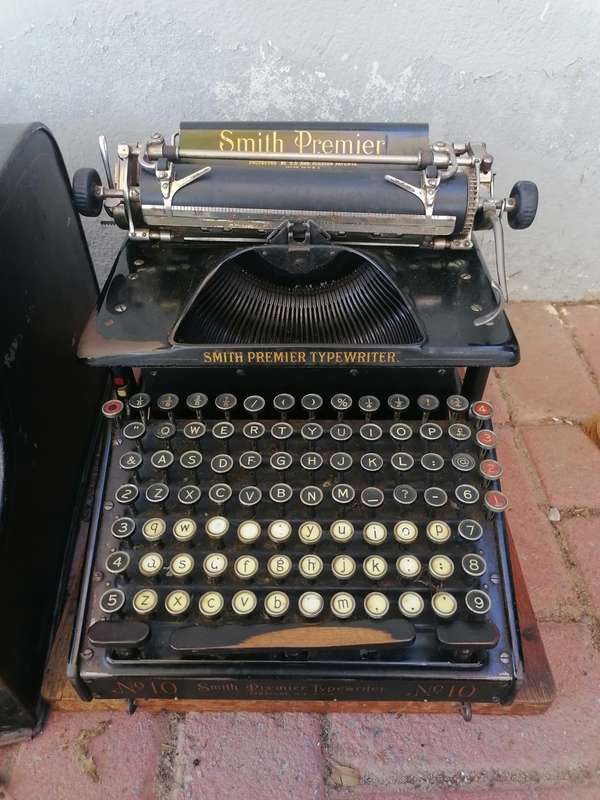 File:Smith Premier Typewriter No. 10, Syracuse, New York, USA, c. 1900