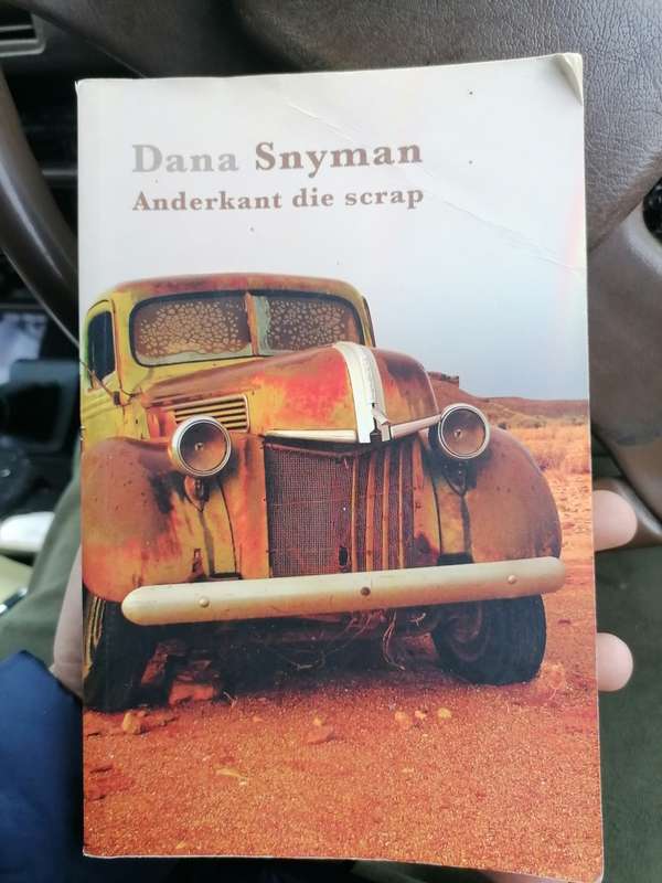 Anderkant die Scrap - Dana Snyman- Sagteband **Geteken**
