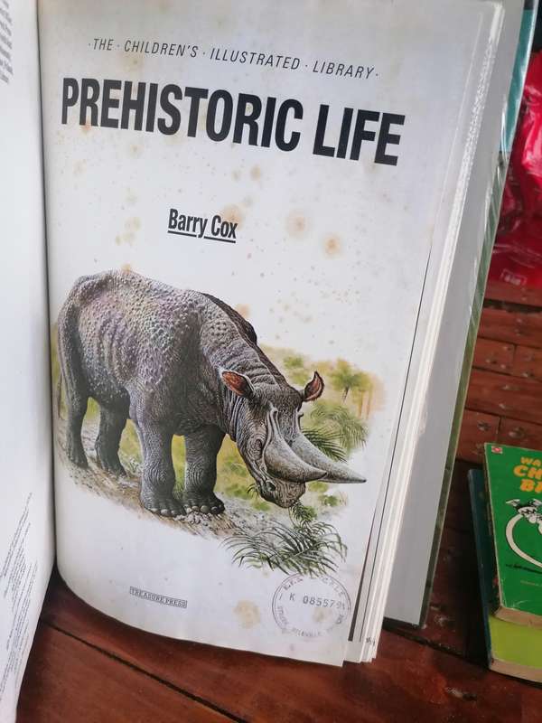 Prehistoric Life (The Children's illustrated library) -