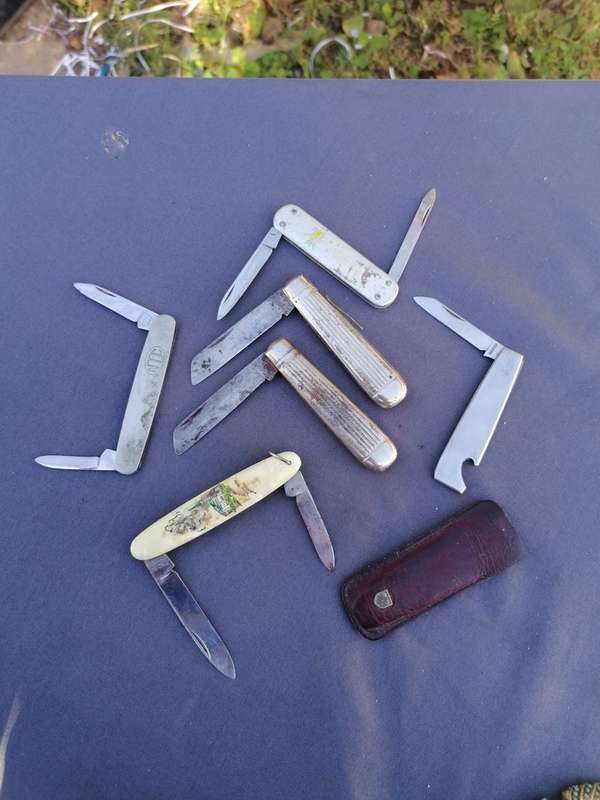 Small collection of vintage pocket knives