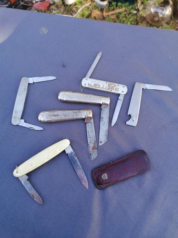 Small collection of vintage pocket knives