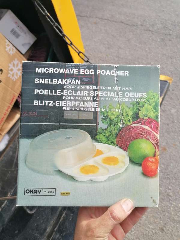 MICROWAVE EGG POACHER