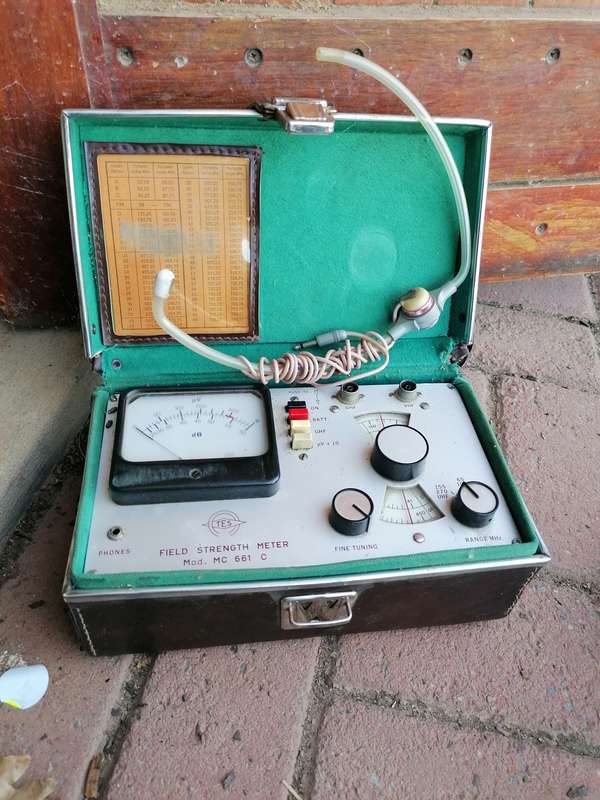 VINTAGE DELTA FIELD STRENGTH METER