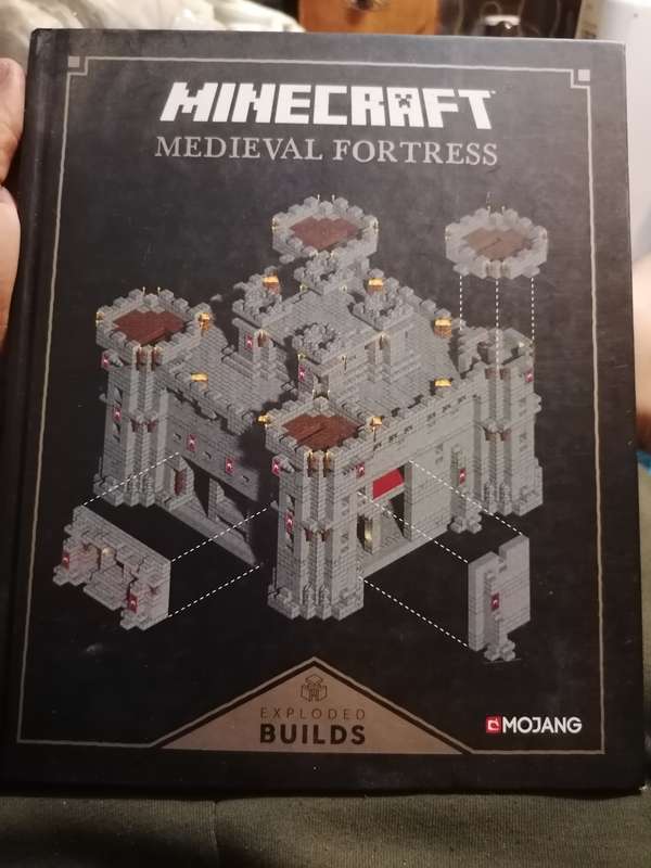 Minecraft: Exploded Builds: Medieval Fortress: An Official Mojang Book
